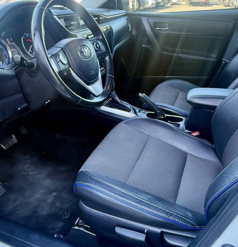 Toyota Corolla Vehicle Full-screen Gallery Image 16