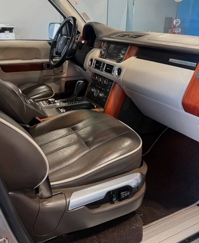 Land Rover Range Rover Vehicle Full-screen Gallery Image 07