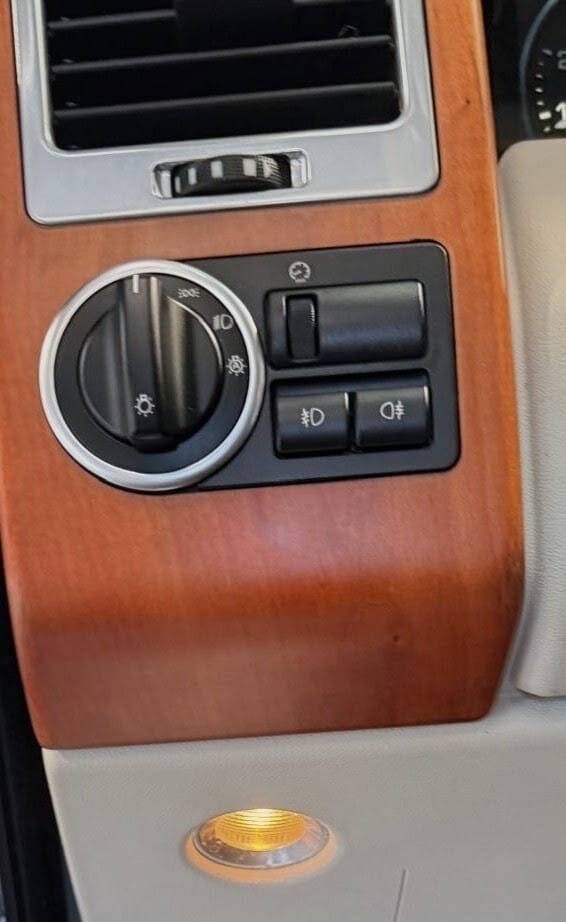 Land Rover Range Rover Vehicle Full-screen Gallery Image 19