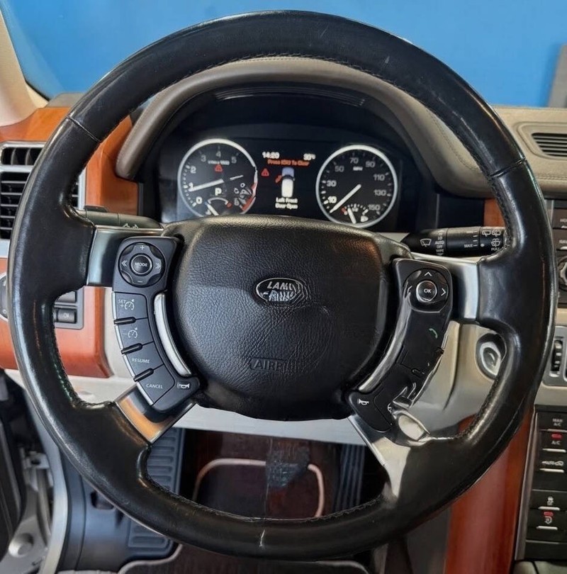Land Rover Range Rover Vehicle Full-screen Gallery Image 10