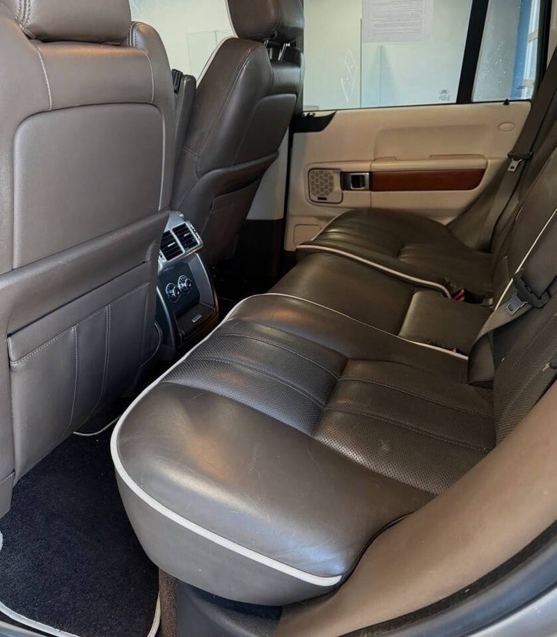 Land Rover Range Rover Vehicle Full-screen Gallery Image 17