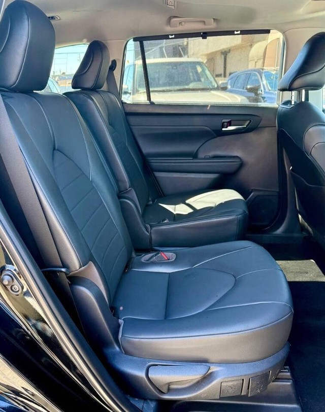 Toyota Highlander Vehicle Full-screen Gallery Image 06