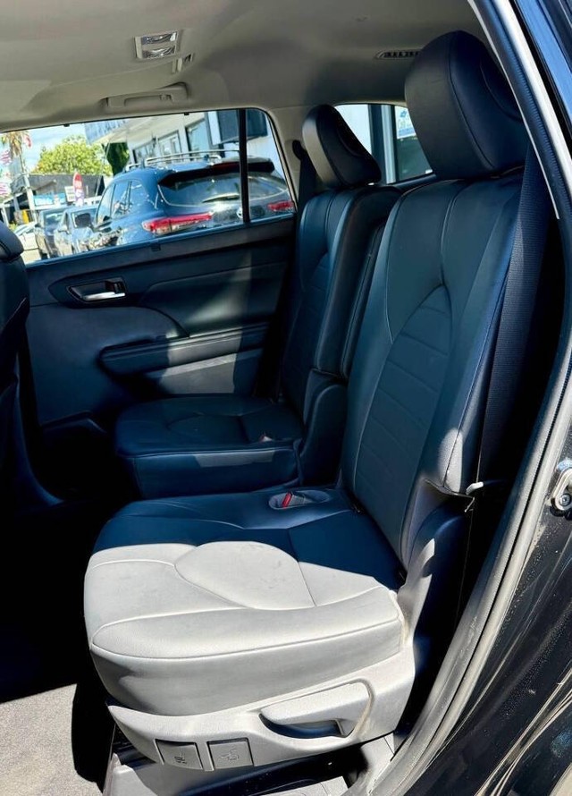 Toyota Highlander Vehicle Full-screen Gallery Image 07