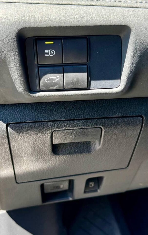 Toyota Highlander Vehicle Full-screen Gallery Image 09