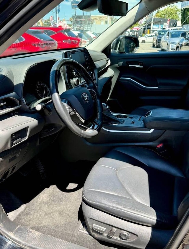 Toyota Highlander Vehicle Full-screen Gallery Image 18