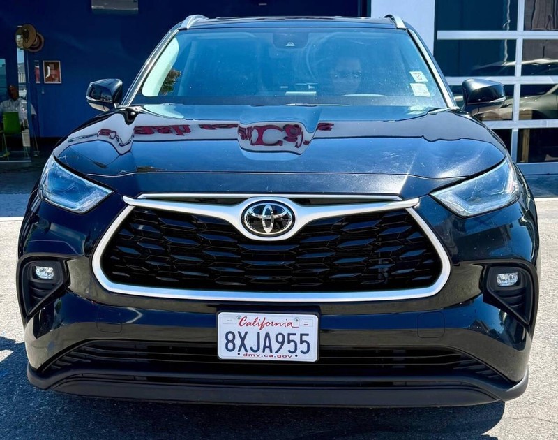Toyota Highlander Vehicle Full-screen Gallery Image 02