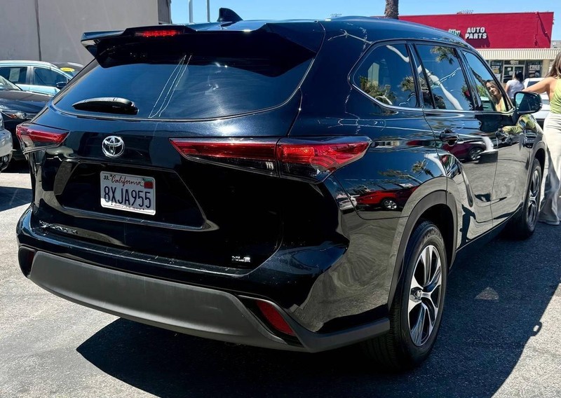 Toyota Highlander Vehicle Full-screen Gallery Image 06