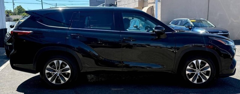 Toyota Highlander Vehicle Full-screen Gallery Image 07