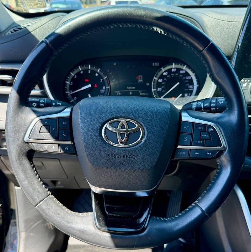 Toyota Highlander Vehicle Full-screen Gallery Image 08