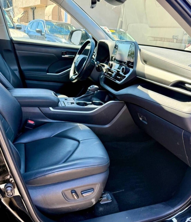 Toyota Highlander Vehicle Full-screen Gallery Image 10