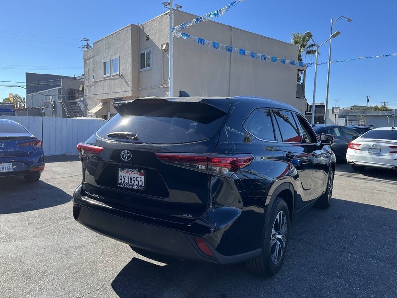 Toyota Highlander Vehicle Full-screen Gallery Image 15