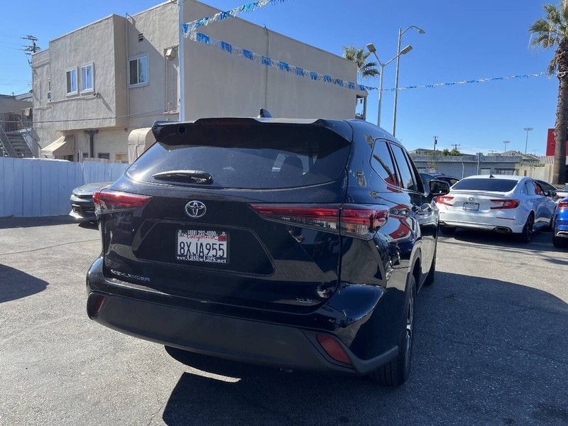 Toyota Highlander Vehicle Full-screen Gallery Image 16