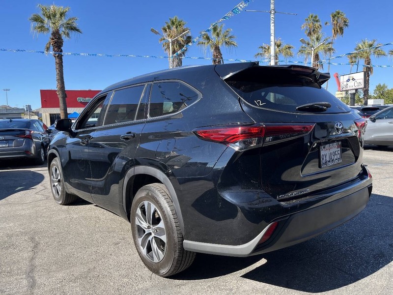 Toyota Highlander Vehicle Full-screen Gallery Image 18