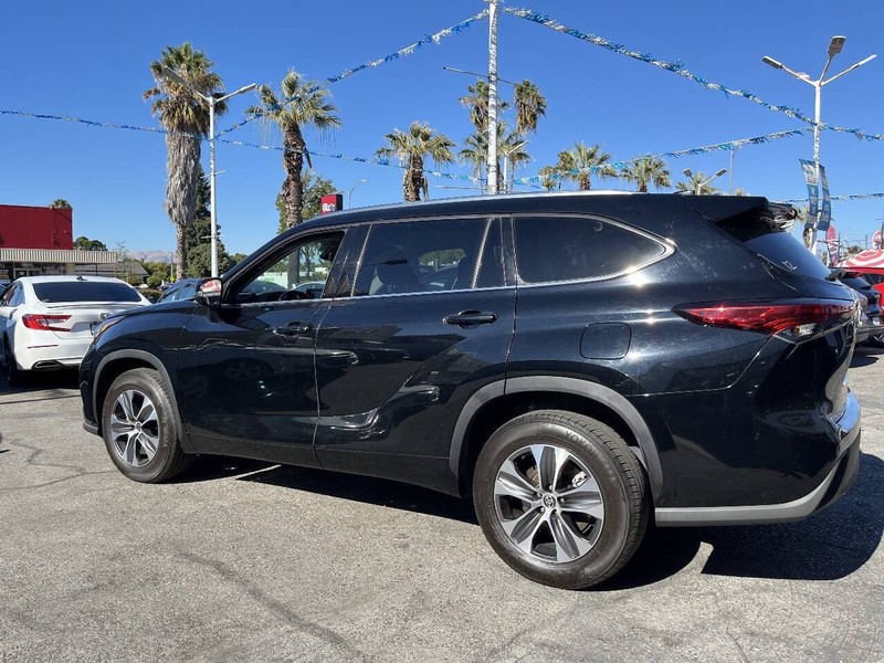 Toyota Highlander Vehicle Full-screen Gallery Image 19