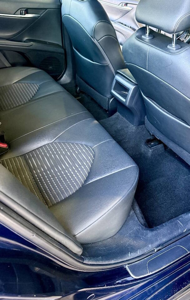 Toyota Camry Vehicle Full-screen Gallery Image 08