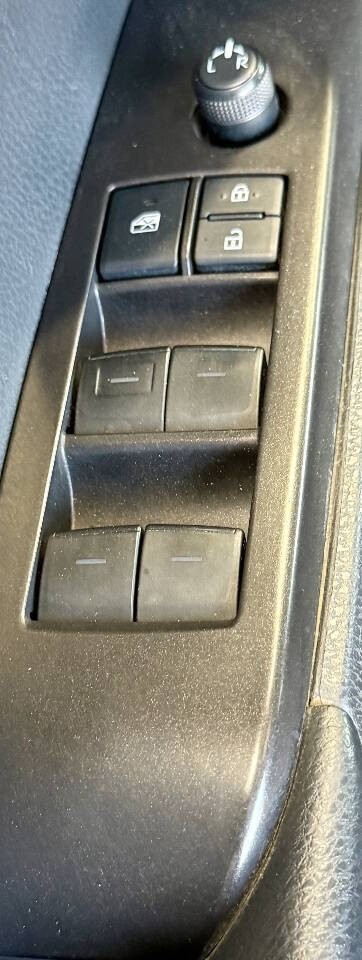 Toyota Camry Vehicle Full-screen Gallery Image 10