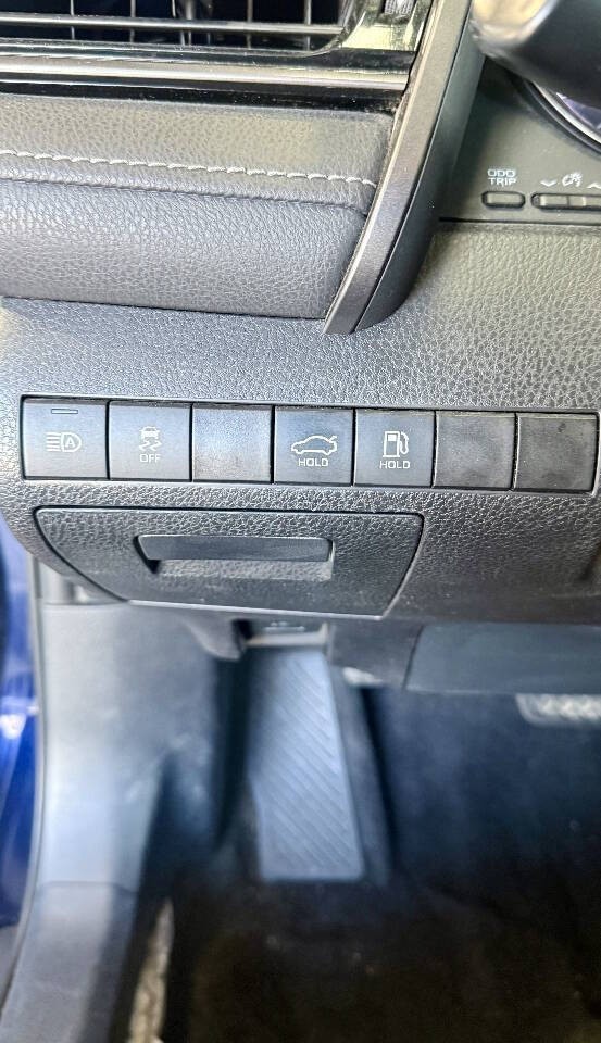 Toyota Camry Vehicle Full-screen Gallery Image 19
