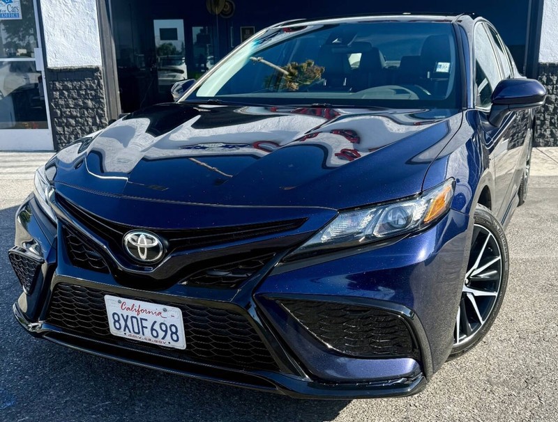Toyota Camry Vehicle Full-screen Gallery Image 02