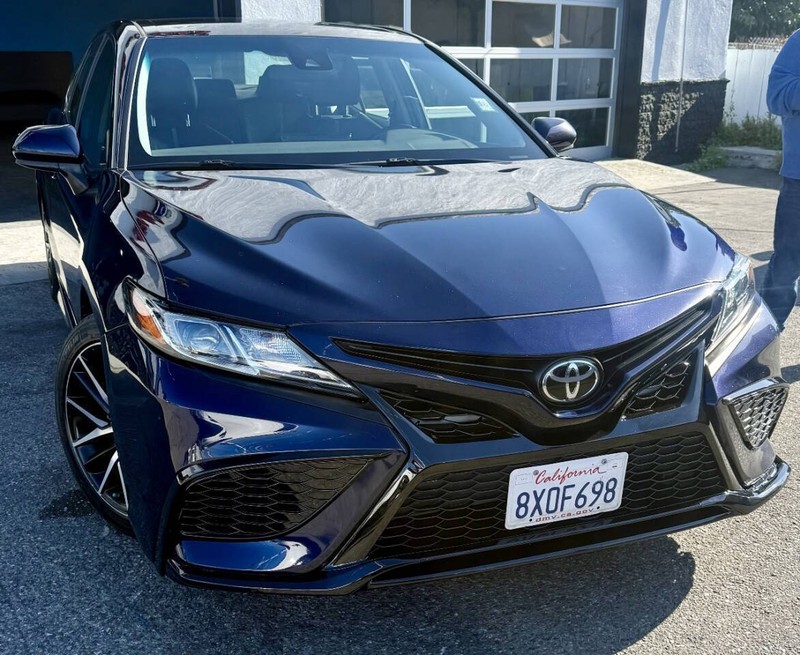 Toyota Camry Vehicle Full-screen Gallery Image 03
