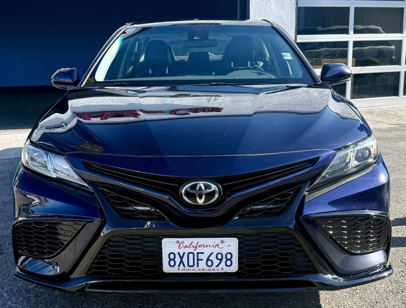 Toyota Camry Vehicle Full-screen Gallery Image 04