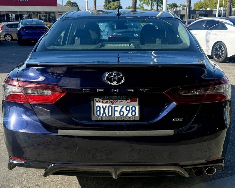 Toyota Camry Vehicle Full-screen Gallery Image 05