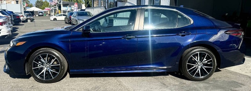Toyota Camry Vehicle Full-screen Gallery Image 06