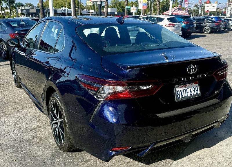 Toyota Camry Vehicle Full-screen Gallery Image 08