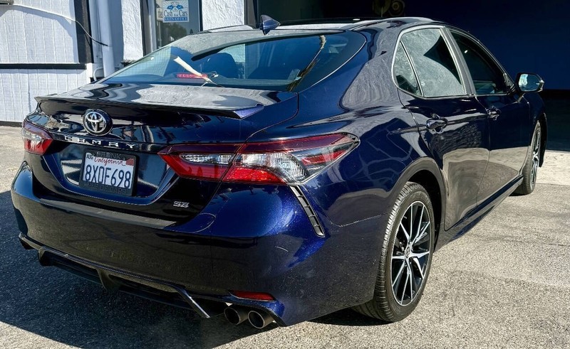 Toyota Camry Vehicle Full-screen Gallery Image 09
