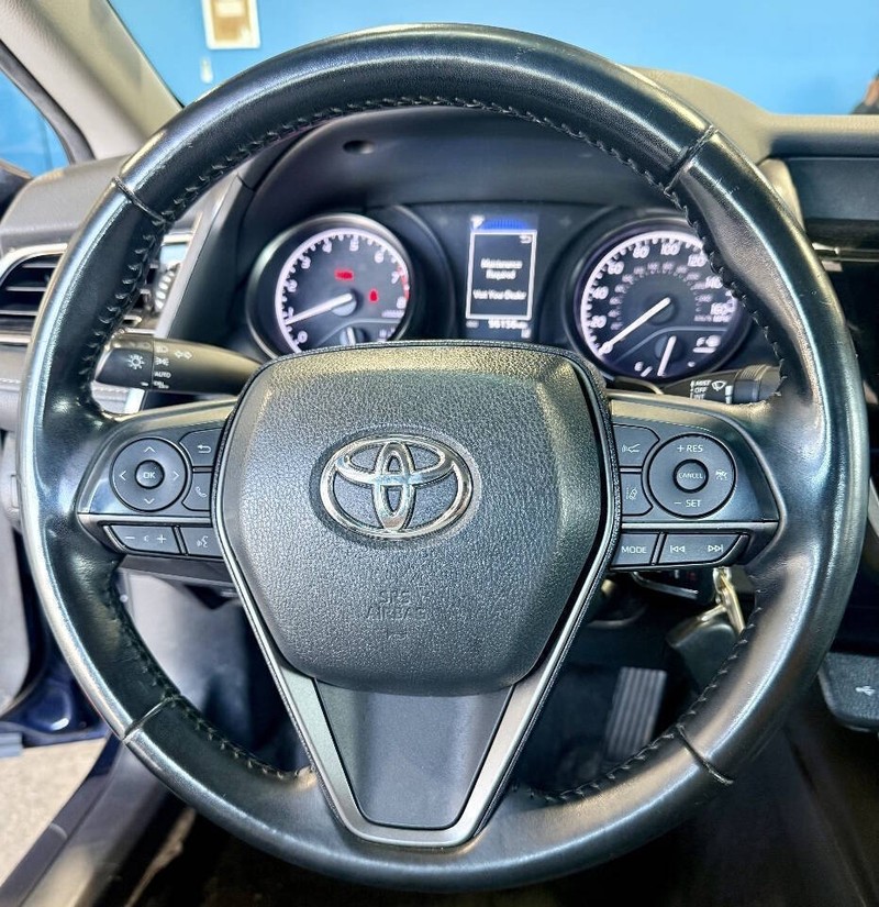 Toyota Camry Vehicle Full-screen Gallery Image 10