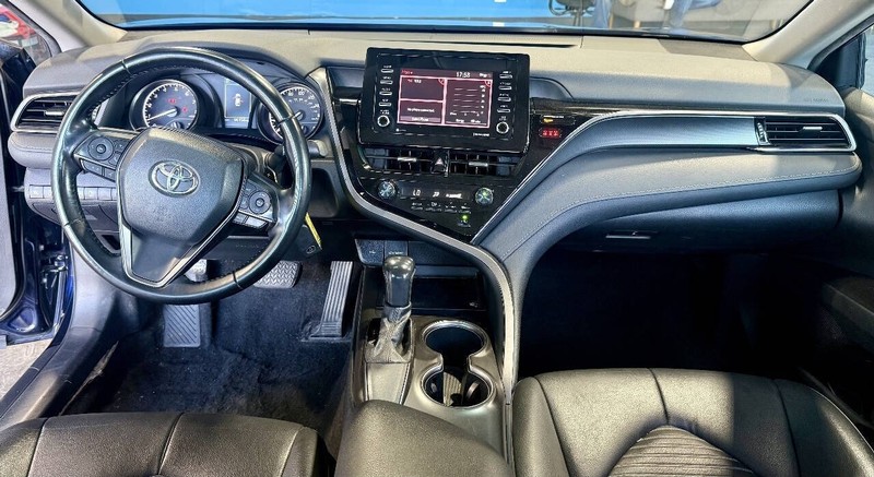 Toyota Camry Vehicle Full-screen Gallery Image 12