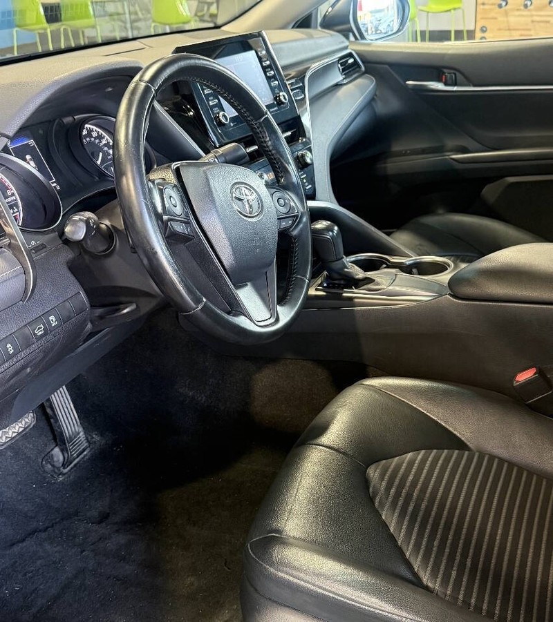 Toyota Camry Vehicle Full-screen Gallery Image 14