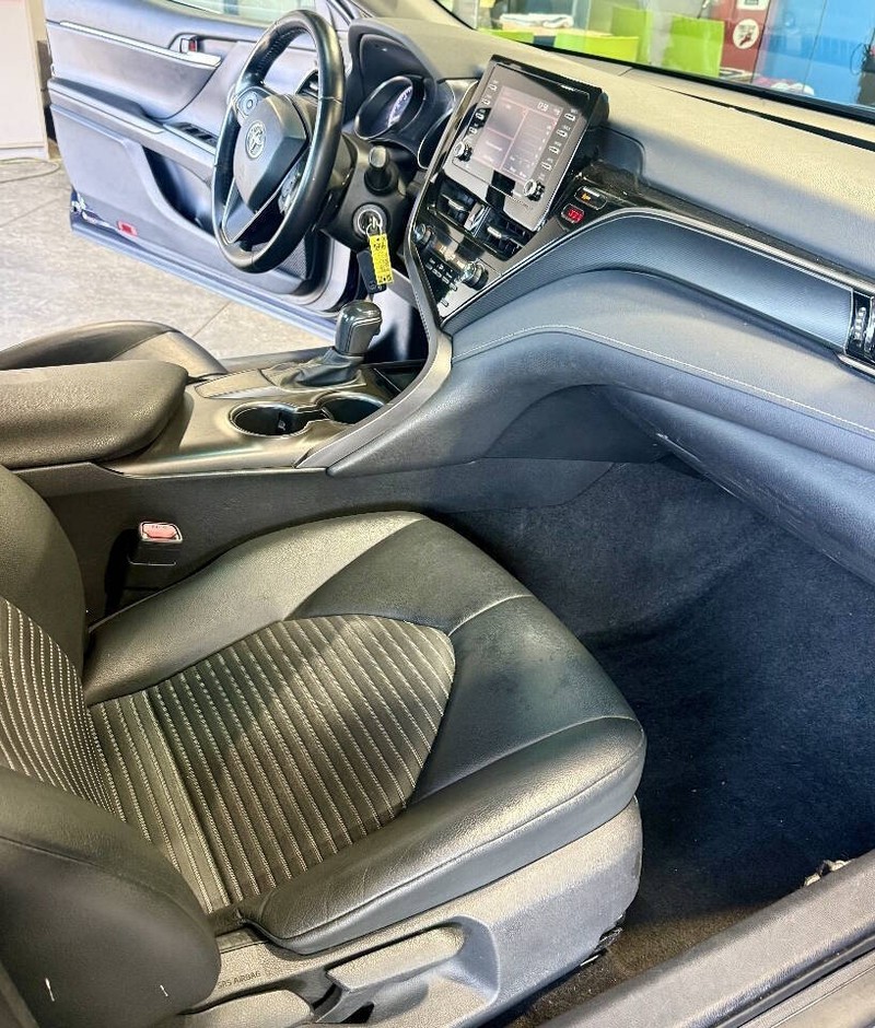 Toyota Camry Vehicle Full-screen Gallery Image 15
