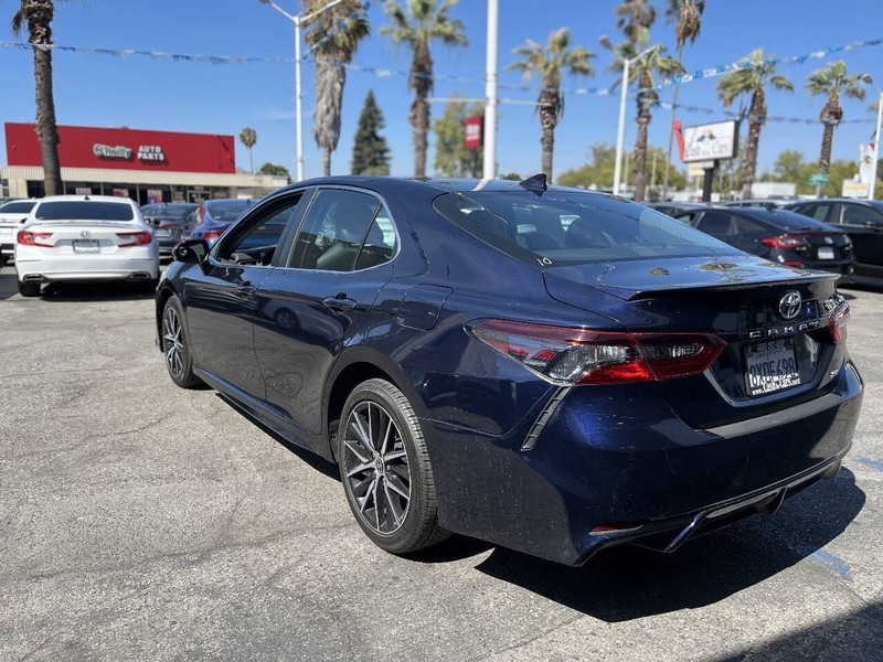 Toyota Camry Vehicle Full-screen Gallery Image 16