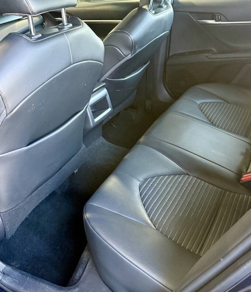 Toyota Camry Vehicle Full-screen Gallery Image 17