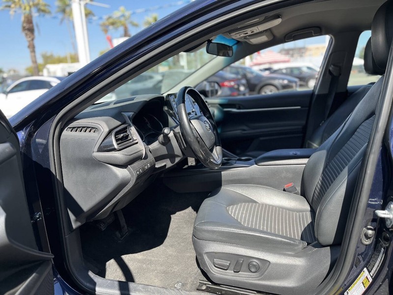 Toyota Camry Vehicle Full-screen Gallery Image 20