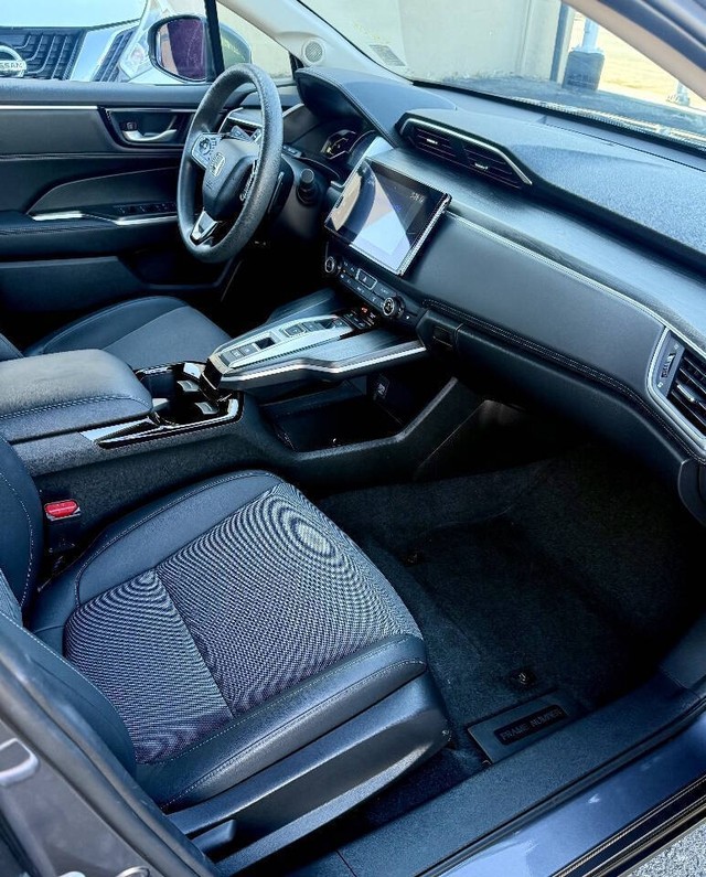 Honda Clarity Plug-In Hybrid Vehicle Full-screen Gallery Image 11