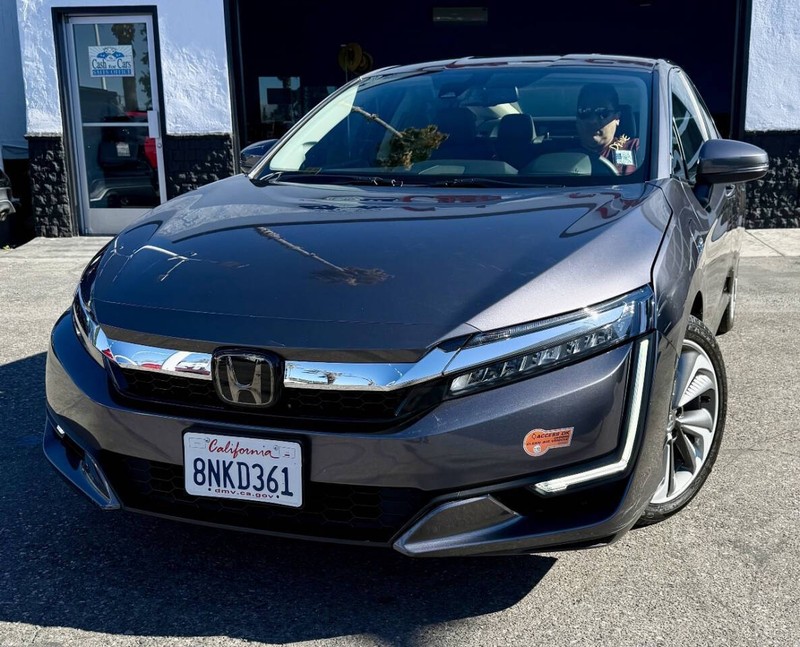 Honda Clarity Plug-In Hybrid Vehicle Full-screen Gallery Image 02