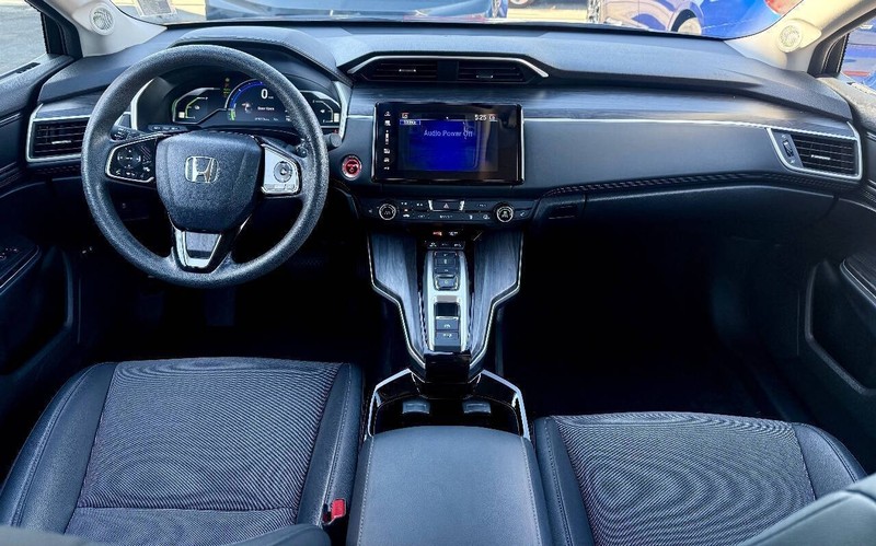 Honda Clarity Plug-In Hybrid Vehicle Full-screen Gallery Image 11