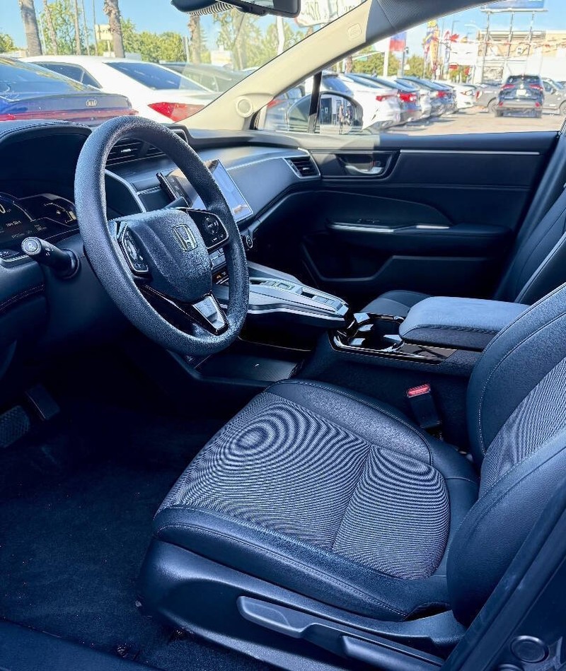 Honda Clarity Plug-In Hybrid Vehicle Full-screen Gallery Image 14