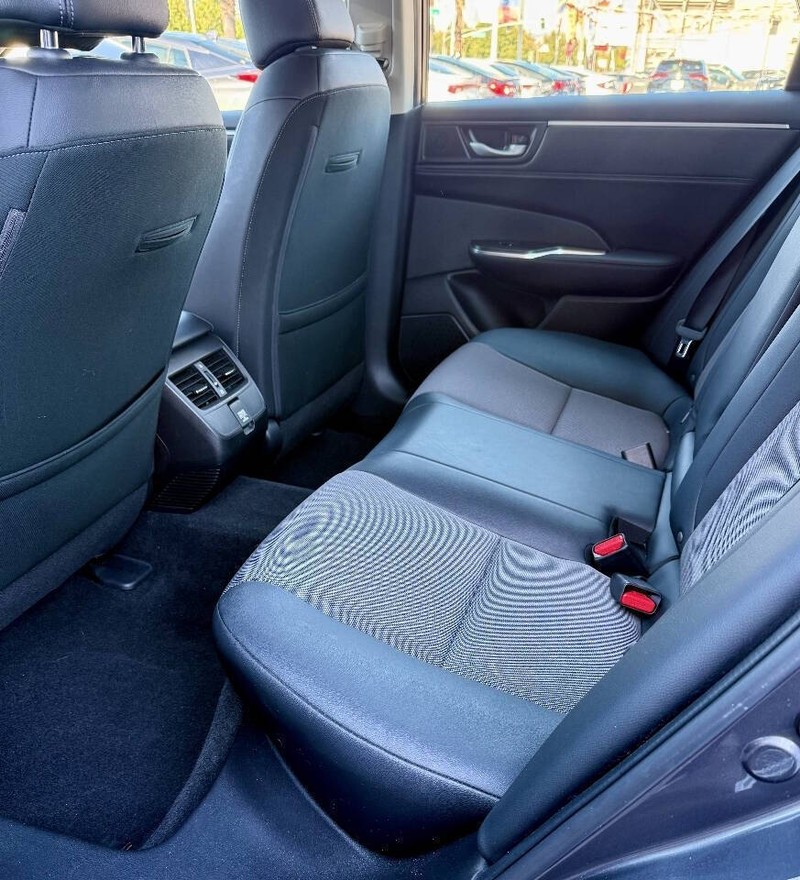Honda Clarity Plug-In Hybrid Vehicle Full-screen Gallery Image 15
