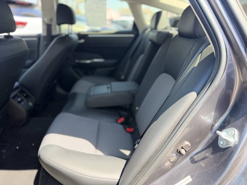 Honda Clarity Plug-In Hybrid Vehicle Full-screen Gallery Image 20