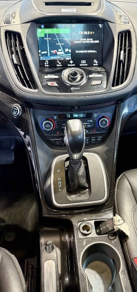 Ford C-Max Energi Vehicle Full-screen Gallery Image 10