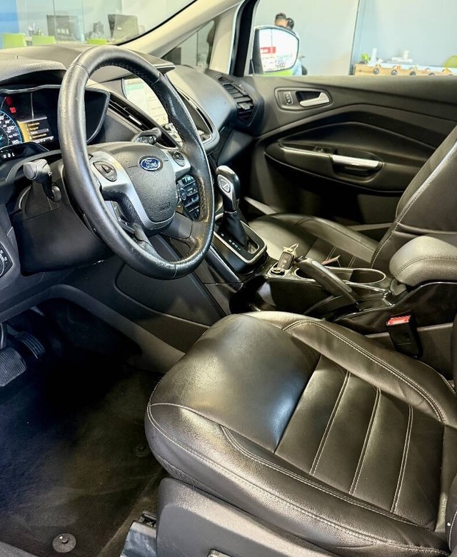 Ford C-Max Energi Vehicle Full-screen Gallery Image 13