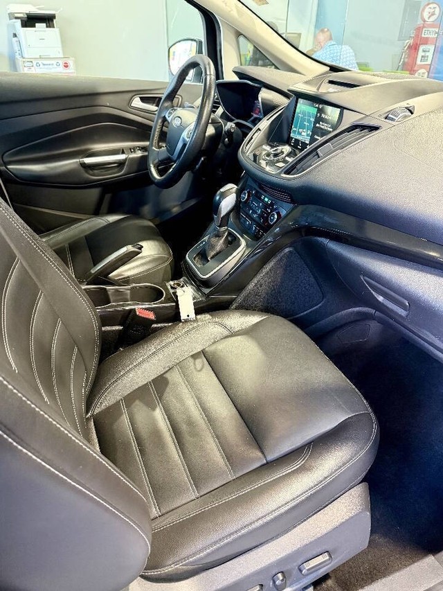 Ford C-Max Energi Vehicle Full-screen Gallery Image 14