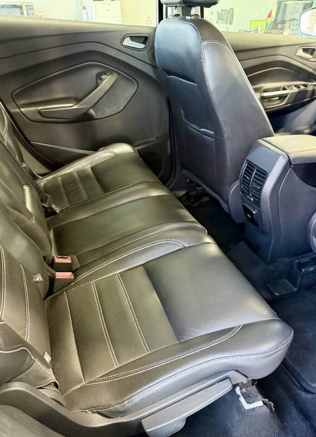 Ford C-Max Energi Vehicle Full-screen Gallery Image 16