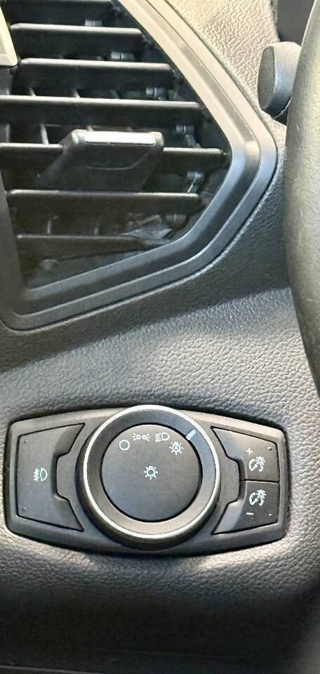 Ford C-Max Energi Vehicle Full-screen Gallery Image 17