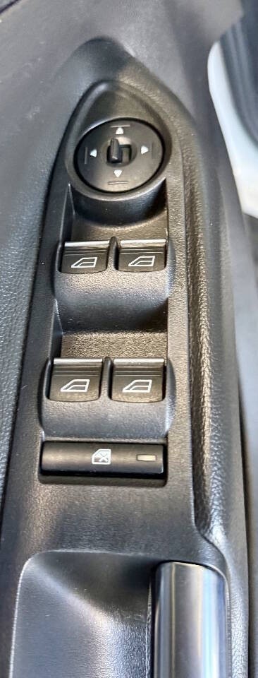 Ford C-Max Energi Vehicle Full-screen Gallery Image 18