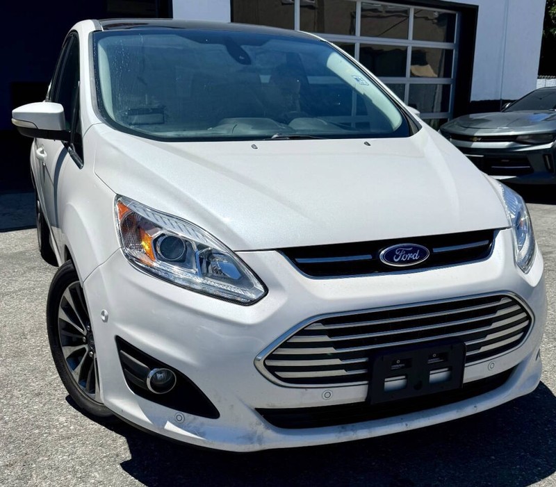 Ford C-Max Energi Vehicle Full-screen Gallery Image 03