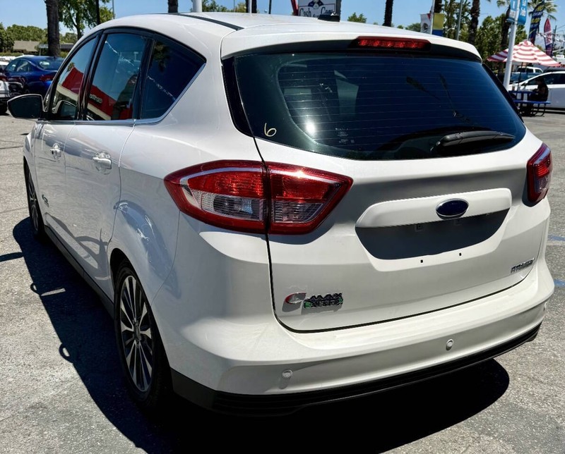 Ford C-Max Energi Vehicle Full-screen Gallery Image 06