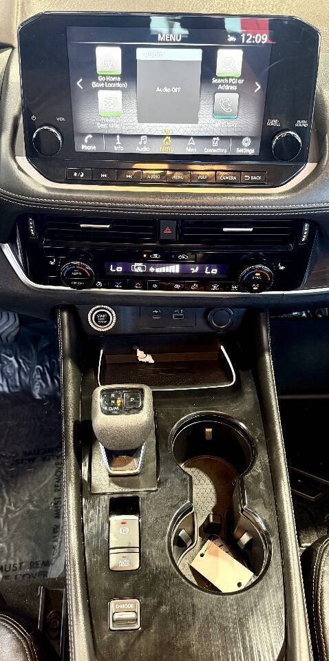 Nissan Rogue Vehicle Full-screen Gallery Image 03